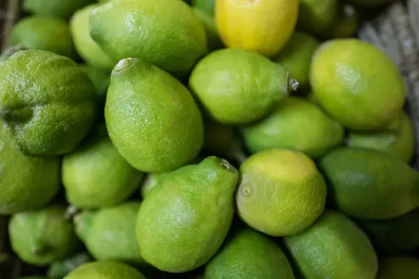 Primer Plano Limones Frescos Canasta Mimbre — Foto de Stock