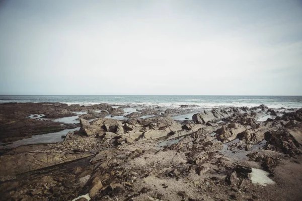 Malebný Pohled Moře Skalnaté Pobřeží — Stock fotografie