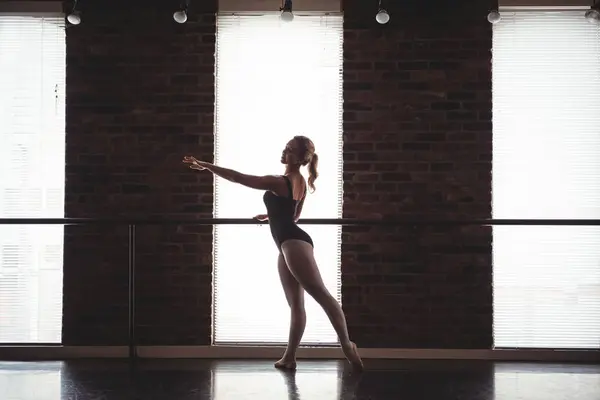 Bailarina Praticando Movimento Balé Barre Estúdio Balé — Fotografia de Stock