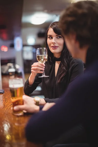 Coppia Che Beve Insieme Nel Bar — Foto Stock