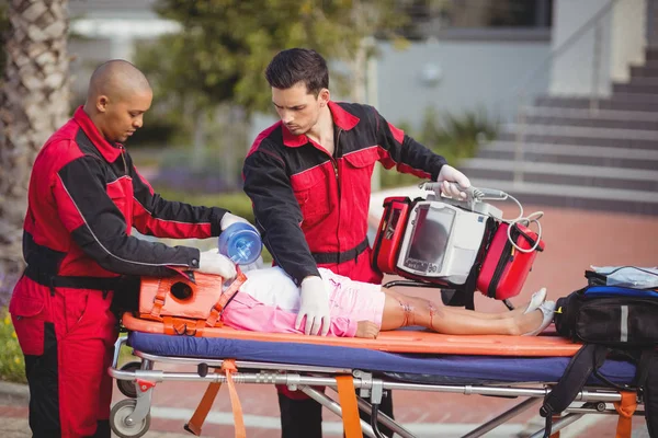 Paramedic Giving Oxygen Injured Girl Accident Spot — Stock Photo, Image