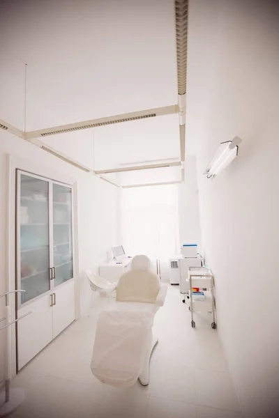 空牙医办公室与设备在牙科诊所内部 — 图库照片