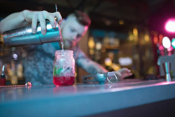 Bartender Preparing Cocktail Counter Bar — Stock Photo, Image