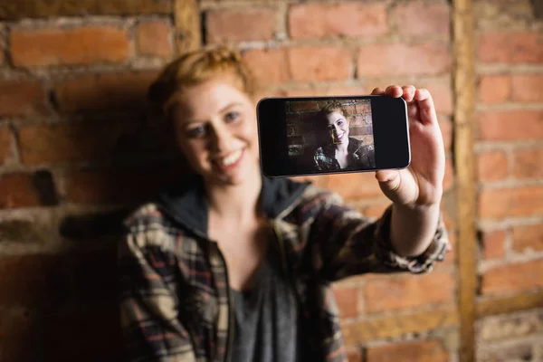 Mujer Pie Contra Pared Ladrillo Tomando Una Selfie Teléfono Móvil — Foto de Stock
