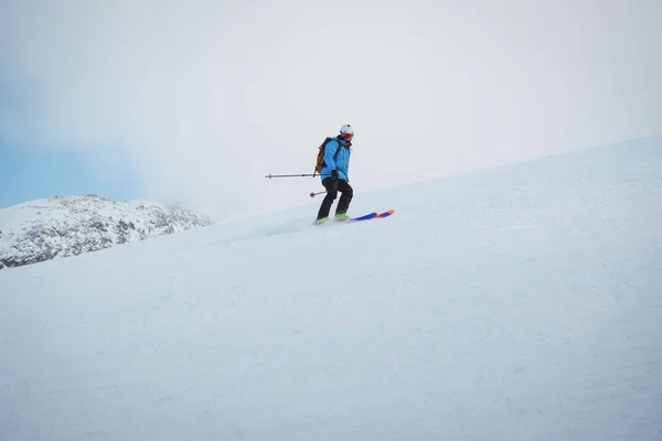 Skiër Skiën Sneeuw Bedekt Bergen — Stockfoto