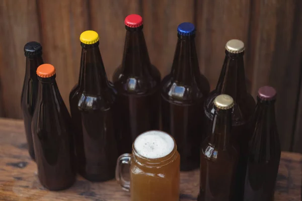 Hausgemachte Bierflaschen Und Ein Becher Bier Einer Hausbrauerei — Stockfoto