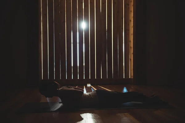 Mujer Practicando Yoga Gimnasio Oscuro Con Retroiluminación — Foto de Stock