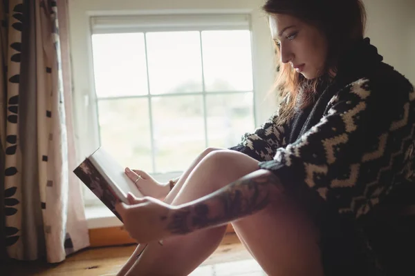 Mujer Sentada Cerca Ventana Leyendo Libro Casa —  Fotos de Stock