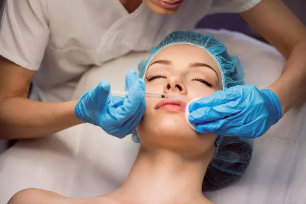 Close Médico Fêmea Fazendo Injeção Facial Para Mulher Jovem Clínica — Fotografia de Stock