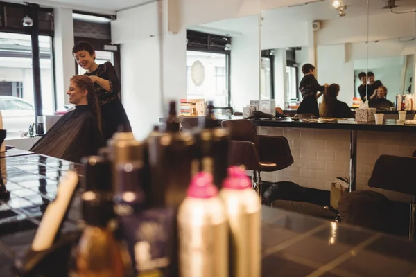 女性美容師のサロンでのクライアントの髪をスタイリング — ストック写真