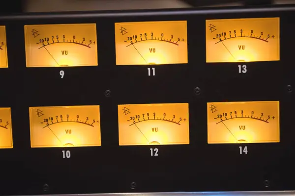 ビンテージ サウンド ミキサーにアナログの メーターをクローズ アップ — ストック写真