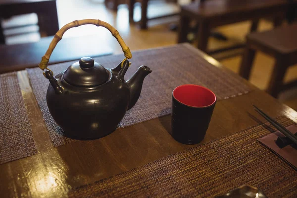 กาน าชาและแก วบนโต ะอาหารในร านอาหาร — ภาพถ่ายสต็อก
