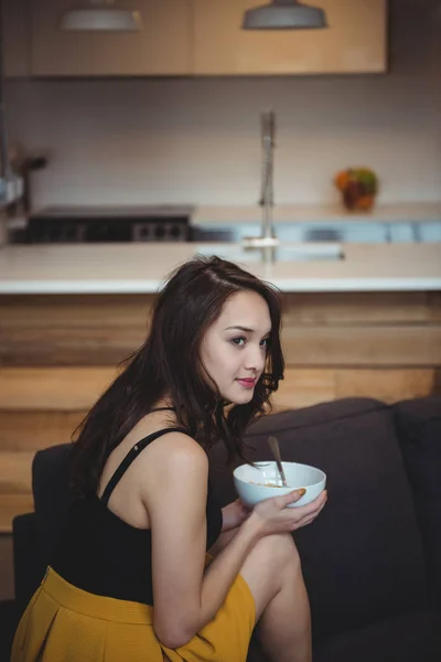 Mujer Sentada Sofá Comiendo Cereales Desayuno Sala Estar Casa — Foto de Stock