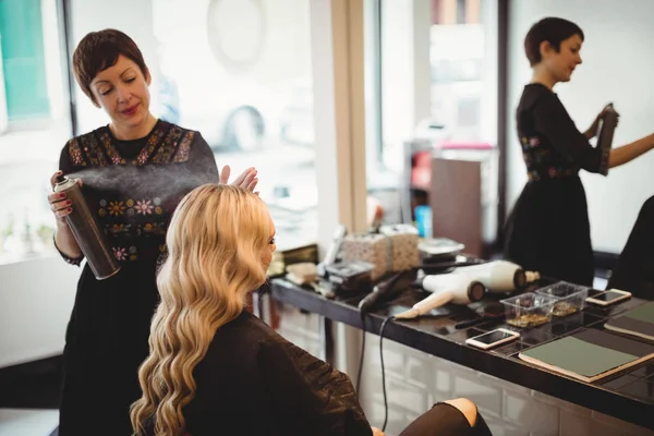 Vrouwelijke Kapper Styling Klanten Haar Salon — Stockfoto