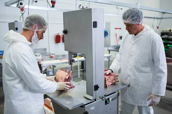 Carniceros Cortando Carne Cruda Máquina Sierra Cinta Fábrica Carne — Foto de Stock