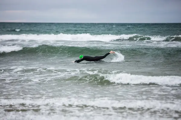 Homem Terno Molhado Nadando Mar Praia — Fotografia de Stock