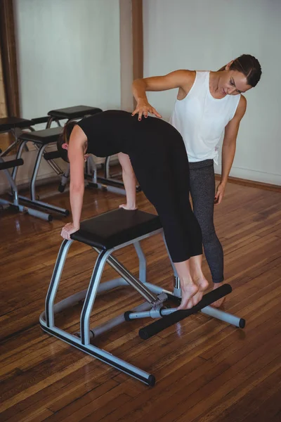 Entrenador Ayudando Mujer Mientras Practica Pilates Gimnasio — Foto de Stock