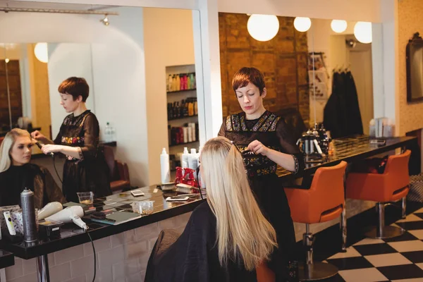 女性美容師のサロンでのクライアントの髪をスタイリング — ストック写真