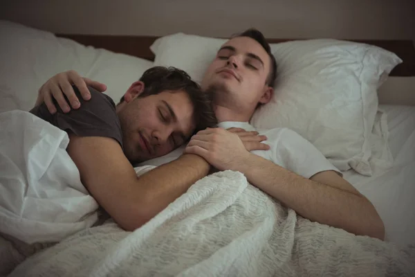 Gay Pareja Abrazando Mientras Durmiendo Cama Dormitorio —  Fotos de Stock
