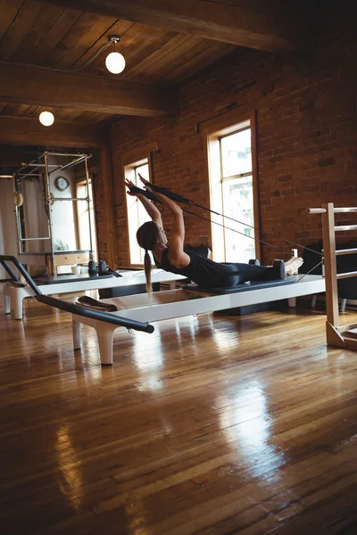 Mulher Forte Praticando Pilates Estúdio Fitness — Fotografia de Stock