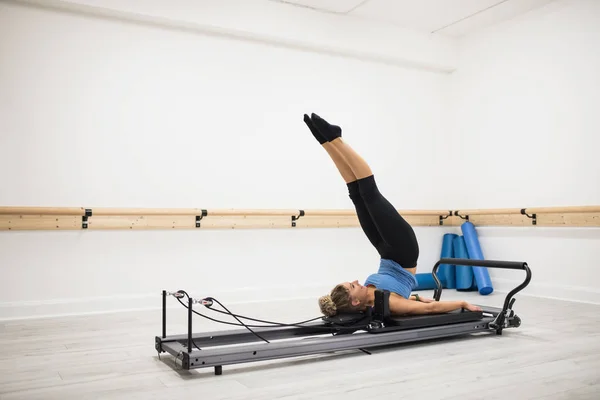 Reformcu Fitness Salonunda Egzersiz Kadın — Stok fotoğraf