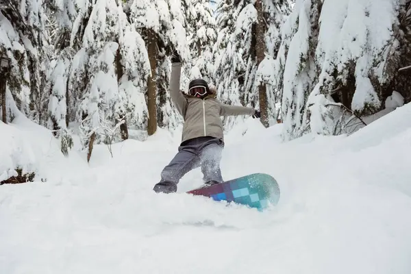 Femme Snowboard Sur Pente Enneigée — Photo