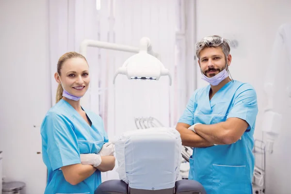 Portret Dentyści Stojąc Rękami Skrzyżowanymi Gabinet Stomatologiczny — Zdjęcie stockowe