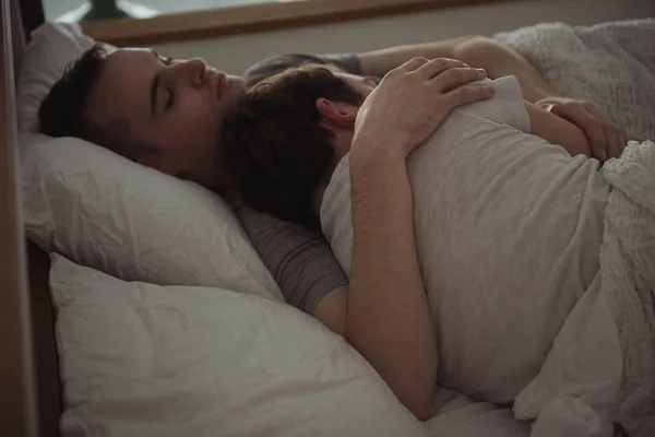 Gay Casal Abraçando Enquanto Dormir Cama Quarto — Fotografia de Stock