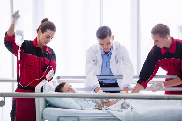 Médicos Examinando Paciente Pasillo Del Hospital — Foto de Stock