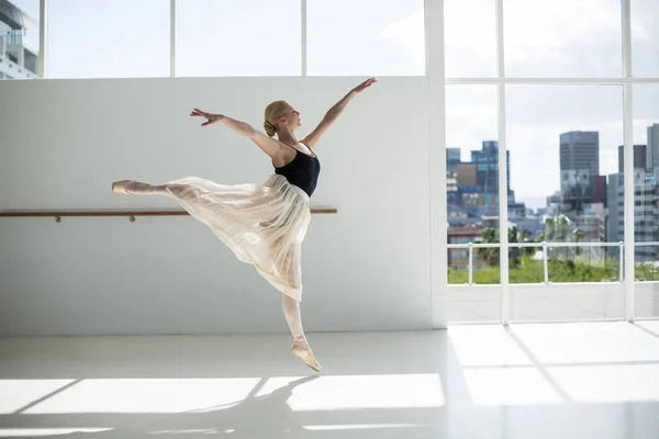 Ballerina Practicing Ballet Dance Ballet Studio — Stock Photo, Image