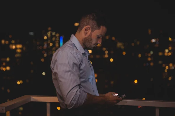 Homem Usando Seu Telefone Celular Varanda Noite — Fotografia de Stock