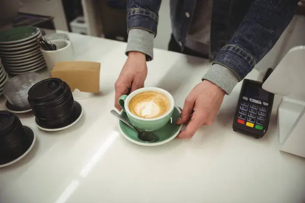 Manos Sirviendo Café Con Hermoso Arte Latte Cafetería — Foto de Stock