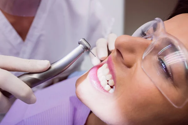 Zahnarzt Untersucht Patientin Klinik — Stockfoto