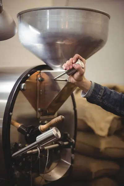 Main Homme Utilisant Une Machine Café Dans Café — Photo