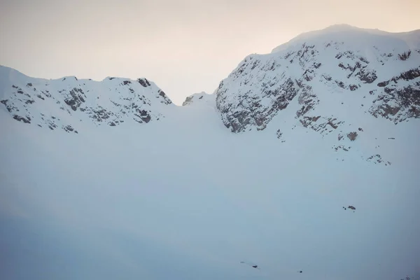 视图的雪盖山在冬季 — 图库照片