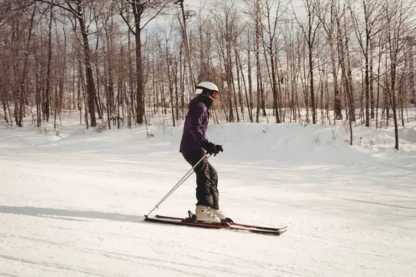 滑雪滑雪在雪覆盖的风景在冬天 — 图库照片