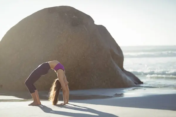 Красива Жінка Виконуючи Розтягування Вправи Пляжі Сонячний День — стокове фото