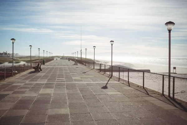 Muelle Playa Vacío Con Postes Luz Solar —  Fotos de Stock