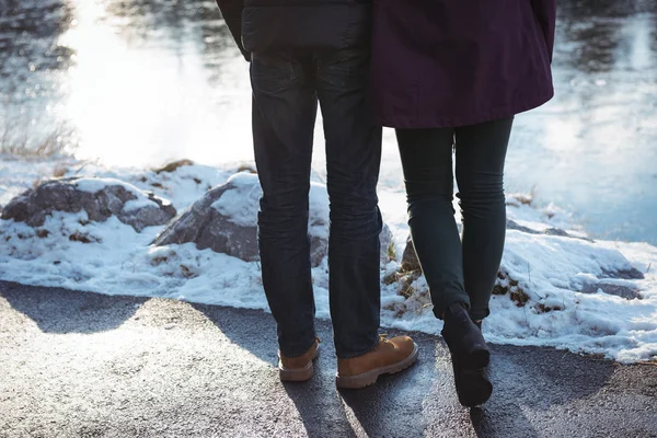 Mały Przekrój Romantyczna Para Stojący Nad Rzeką Zimie — Zdjęcie stockowe