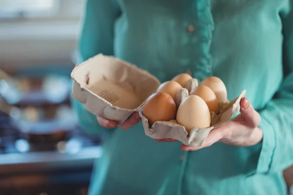 Bagian Tengah Wanita Memegang Telur Dapur — Stok Foto