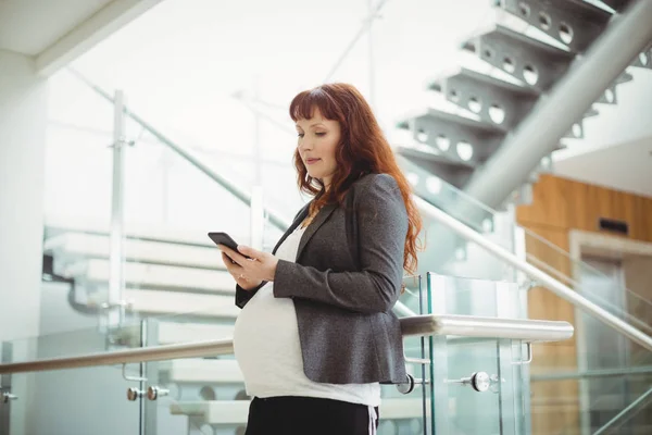 Embarazada Mujer Negocios Utilizando Teléfono Móvil Cerca Escalera Oficina — Foto de Stock