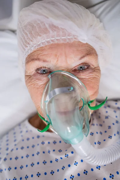 シニア着て酸素マスクに横たわっている患者病院のベッドの上のクローズ アップ — ストック写真