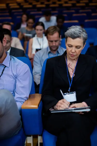 Führungskräfte Die Einem Geschäftstreffen Konferenzzentrum Teilnehmen — Stockfoto