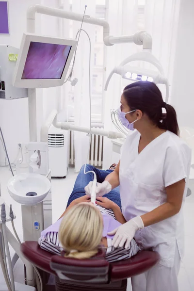 Odontóloga Examinando Paciente Clínica Dental — Foto de Stock