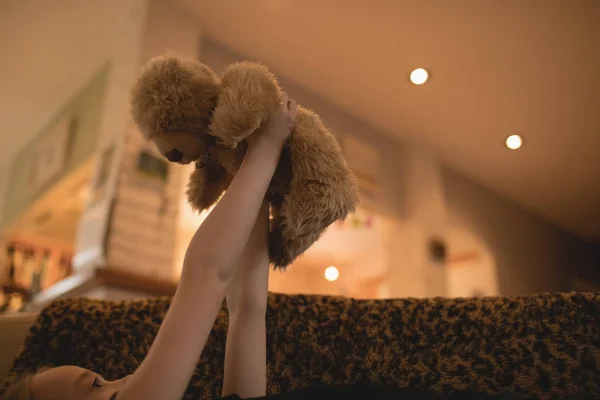 Mädchen Liegt Auf Sofa Und Spielt Mit Teddybär Heimischen Wohnzimmer — Stockfoto