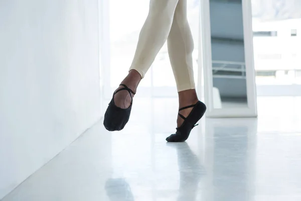 Ballerino Practicing Ballet Dance Studio — Stock Photo, Image