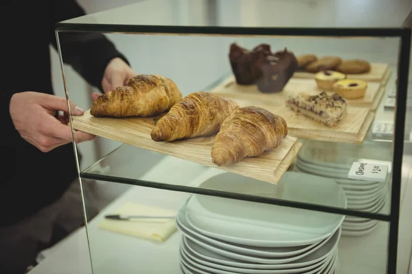 Gros Plan Des Mains Masculines Enlevant Plateau Croissants — Photo