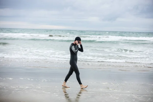 Athlete Wet Suit Wearing Swimming Goggles While Walking Beach — Stock Photo, Image