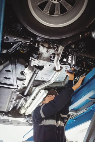 Feminino Mecânico Examinando Carro Com Lanterna Garagem Reparação — Fotografia de Stock