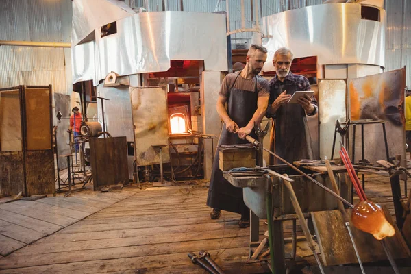 Team Van Glasblazers Gebruiken Digitale Terwijl Werkt Een Gesmolten Glas — Stockfoto